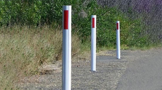 Fixture Guide Post White Guide Posts with Red Reflective Strip – Protrade Supplies